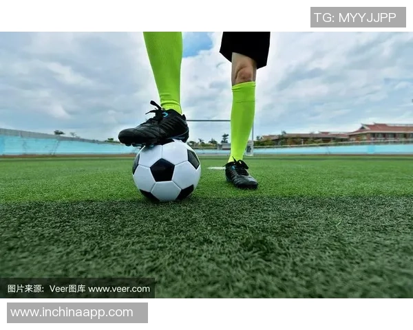 足球考试大脚技巧解析与实战应用提升你的足球水平与比赛表现